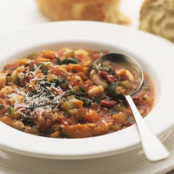 Sopa Minestrone Italiana com Legumes e Feijão