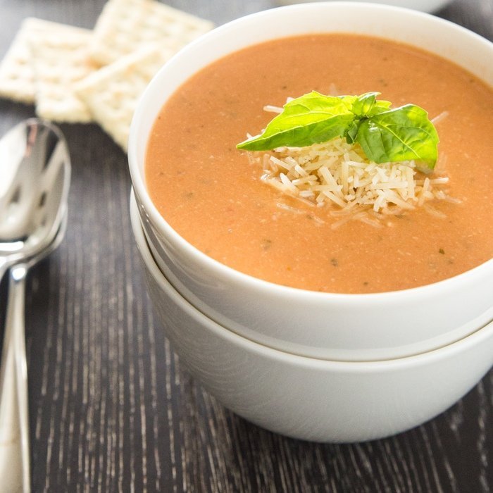 Sopa Cremosa de Tomate Assado com Manjericão