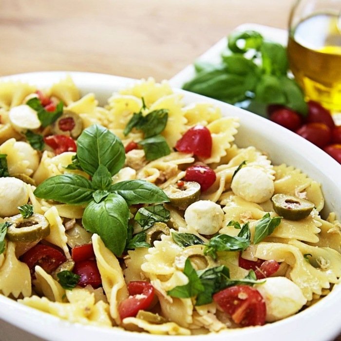 Salada Grega de Macarrão com Frango e Azeitonas