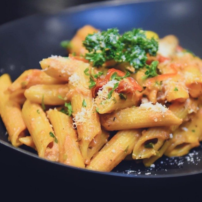 Penne ao Molho de Tomate Picante e Manjericão
