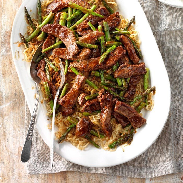 Macarrão Oriental com Tiras de Carne e Brócolis