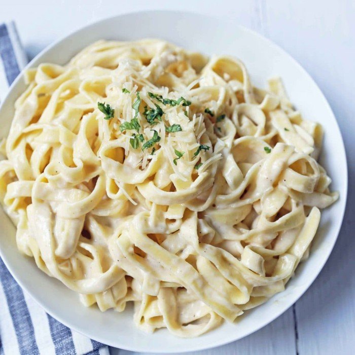 Fettuccine Cremoso ao Molho Parmesão e Ervas