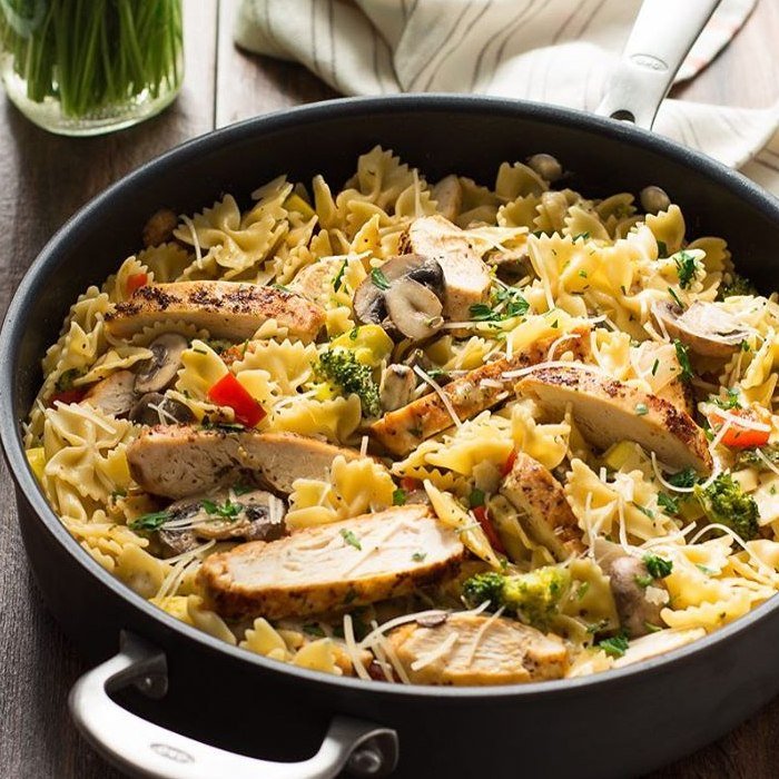 Fettuccine Primavera com Frango e Legumes