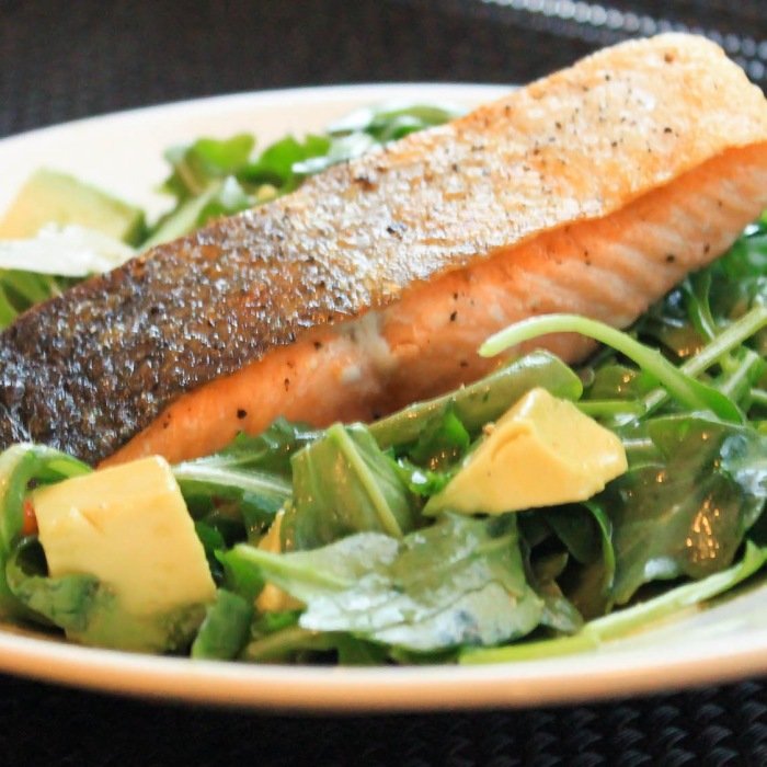 Bowl Fitness de Frango Grelhado com Abacate e Legumes